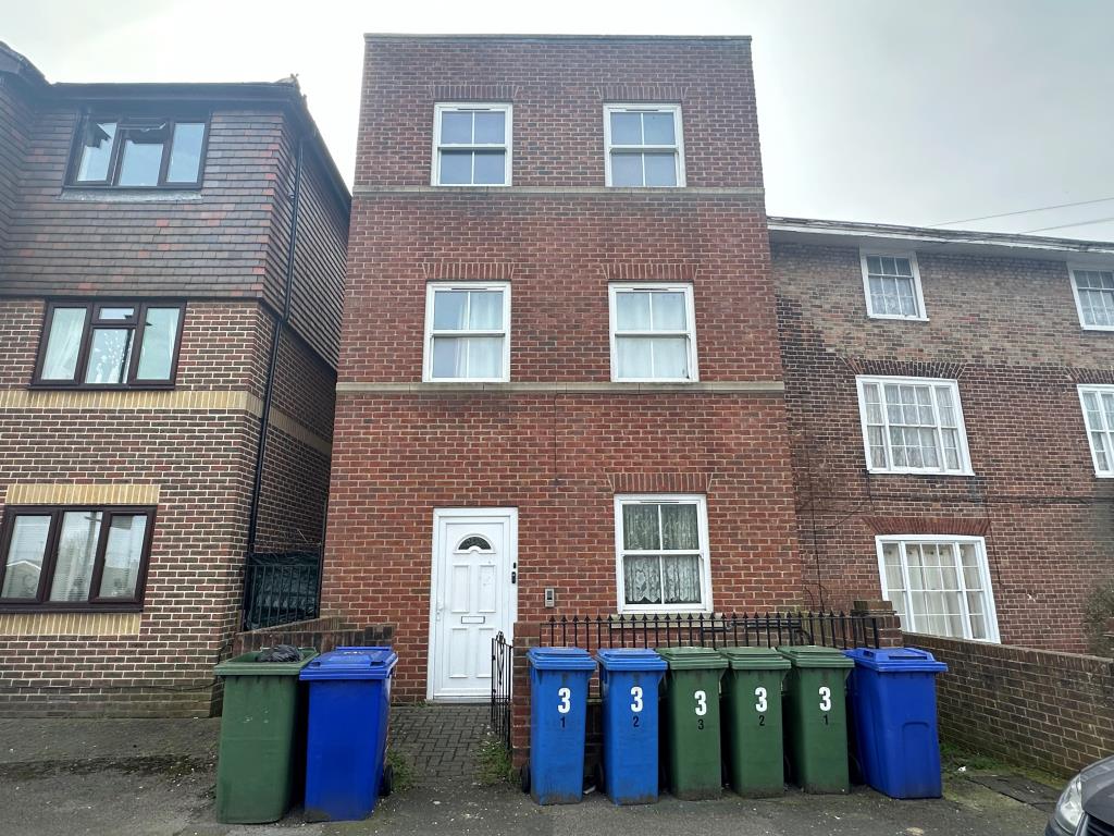 Lot: 40 - FREEHOLD GROUND RENTS - Three storey block of flats